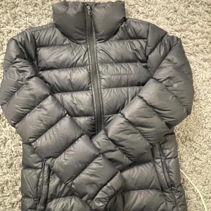Peak performance jacka  - Nu säljer jag min fina peak performance vinter jacka. Jackan är andvänd en vinter och är sparsamt andvänd, säljer pågrund av att den blivit för liten. Inga defekter är som ny och är köpt för 1800kr. Skulle säga att den passar xs-s. Köparen står för frakt💗