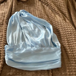 Festtopp  - Festlig topp från NA-KD som ej kommer till användning. Strl 40 men känns som S-M. Säljer för 65kr + frakt! 💓🤌