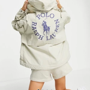 Polo Ralph lauren jacka - Säljer den här väldigt efterfrågade och limited edition  jackan som är i nytt skick endast använd 1 gång kvitto finns storlek M oversized säljer för bra pris då jag sett dom bli sålda för över 5000 kr 