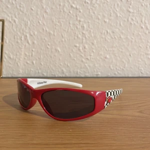 lightning mcqueen shades - Fetta lightning mcqueen brillor från disney, ser coola ut o sitter lite tajt 