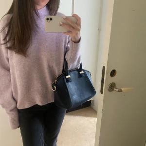 Stickad tröja - Jättefin rosa stickad tröja från & other stories💕 Den är aldrig använd och lappen är kvar💖 Nypriset var 400kr