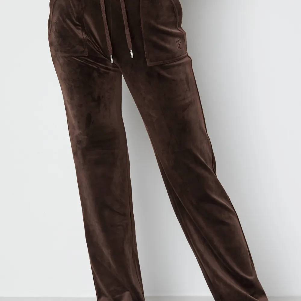 Jag söker de här Juciy couture byxor bruna högsta pris 700 . Övrigt.