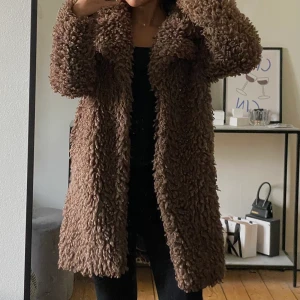 Zara teddyjacka - Säljer nu min supergosiga teddykappa från Zara! Funkar perfekt nu till hösten/vintern 🧸🤎