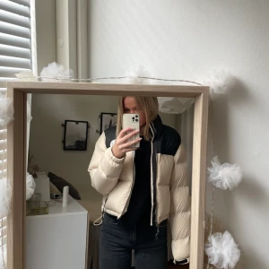 Jacka  - Säljer min The North Face jacka. Är i bra skick har använt den en vinter. Säljer den för 700kr inklusive frakt.