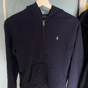 Ralph lauren zip-hoodie -  Tja! Säljer nu min ralph lauren zip-hoodie därav att den är för liten för mig  Skick 7/10 Storlek 14-16 år Budgivningen startar på 170 kr