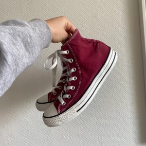 Converse - Vinröda fräscha Converse! Storlek 39, skulle dock säga att dom passar en 38 mer😊 hör av er vid frågor🥰 priset går att diskutera