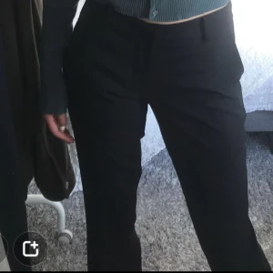 Kostymbyxor  - Intressekoll på mina fina lågmodjade kostymbyxor från bikbok💕Slutsålda💕Strolek 38 men sitter som en 36