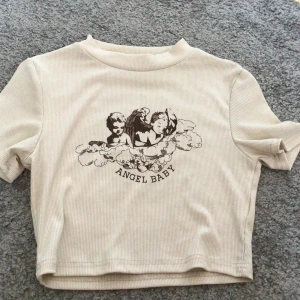 T-shirt - T-shirt från shein! Endast använd 1 gång! Frakt tillkommer på 14kr 