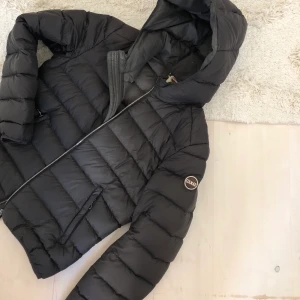 Colmar jacka - Säljer nu min mörkgråa colmar jacka i perfekt skick! Storlek 36! Passar superbra nu till kallare årstider🤍🐘💟 Pris är diskuterbart, hör av er vid frågor