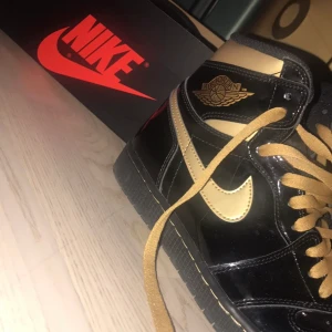 Jordan 1 gold metallic 2020 - Jordan 1 high har bara andvänt en gång är i väldigt bra skick. 9,5/10 skick. Pris kan diskuteras. Ny pris 2000 EU storlek 44/44.5
