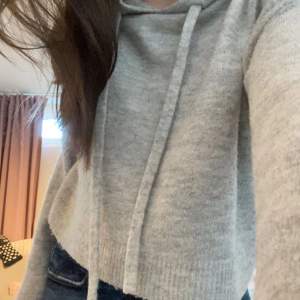 En jättemysig stickad hoodie i storlek M. Fint skick! Budgivning sker privat💘bus på 120kr