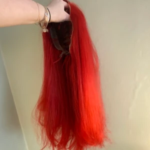 lång röd peruk  - peruk med lace. supersnygg men jag använder den inte! fint skick! påminner mig om Ariel ❣️säljer för 350kr+frakt ( kan diskuteras ) 