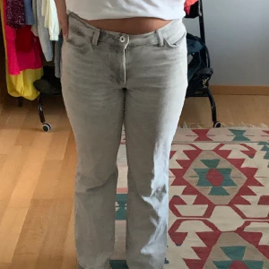 Lågmidjade ljusgråa jeans - Säljer dessa ur snygga jeans, de är blandning av straight och bootcut jeans. Nypris: 500kr