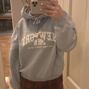 Blå hoodie från Lager 157 - Supermysig babyblå hoodie i strlk M från Lager 157. Använd ca 2 ggr. I nyskick, 150kr+frakt💙