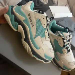 Tripels balenciaga. Använda Max 5 gånger. Nyskick. Storlek 37. Köpta på farfetch, äkta. Kvitto finns! 