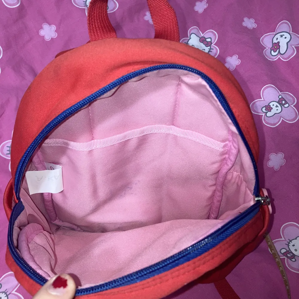 Världens gulligaste lilla Hello Kitty ryggsäck! Ca 25cm hög! Köpt på loppis och har förra ägarens namn på lappen inuti. (Frakten i annonsen stämmer ej hör av dig så kommer vi på en frakt). Väskor.