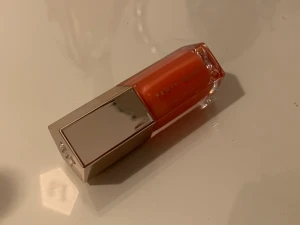 NY! FENTY beauty lipgloss  - OÖPPNAD då jag inte gillar färgen Mini versionen från deras holidaycollection Färgen TAFFY💓