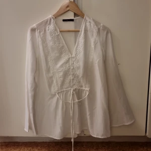 Blus - Vitblus med knytdetalj vid magen har använt 1 sommar