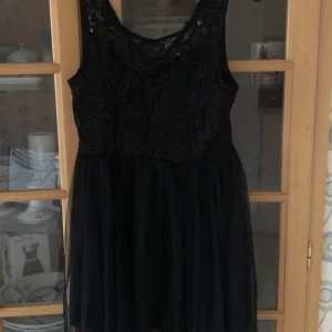 Klänning  - Snygg svart klänning som är knälång och cirka 3 år gammal. I bra skick