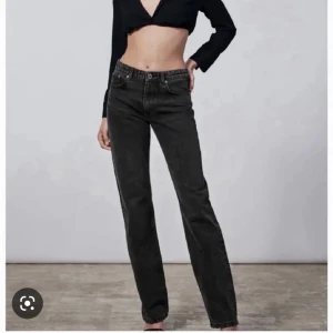 Mid rise zara jeans - Svarta mid rise zara jeans!! Jätte bra skick!! Skriv om ni undrar något💓💓
