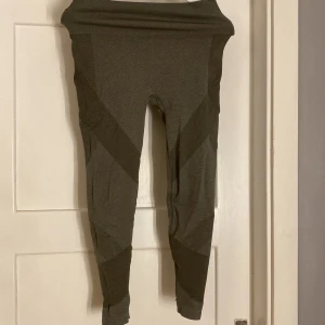 träningsbyxor  - säljer dessa gröna träningsbyxor då de inte har kommit till användning💓 de är i nyskick