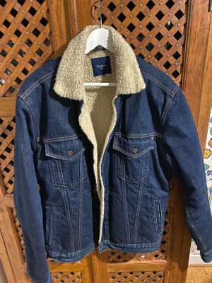 Pepe Jeans Sherpa Jacket  - Min gamla favorit! Sjukt snygg Sherpa från Pepe Jeans. Mycket fint skick, säljer Pga köpt en ny. Sitter perfekt på mig som gillar det en gnutta oversize. Den perfekta jackan för en kallare vår eller varmare vinter! Nypris 1500 