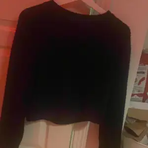 En jättefin tröja från Gina tricot i storlek m,har redan för många liknande tröjor därför säljer jag denna,aldrig använd!Köpt för 299💓 Säljer för 80+49 kronor frakt