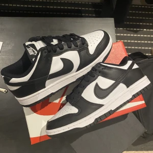 Nike Dunk Low ”Black/White” - Säljer dessa Nike Dunk Low ”Black/White” (Panda). De är helt nya och oanvända. Köpta ifrån Zalando och självklart äkta. Finns i storlek 38. Bara att höra av sig vid eventuella frågor.