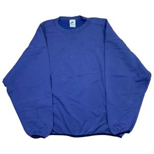 Vintage Nike Sweatshirt i storlek XXL i blå/lila färg. Tyvärr många fläckar på plagget därav priset. Skriv om du har några fler frågor:)