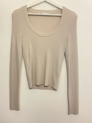 Tröja - Ljusbeige tröja från Zara, aldrig använd! Passar även S och skulle säga XS med