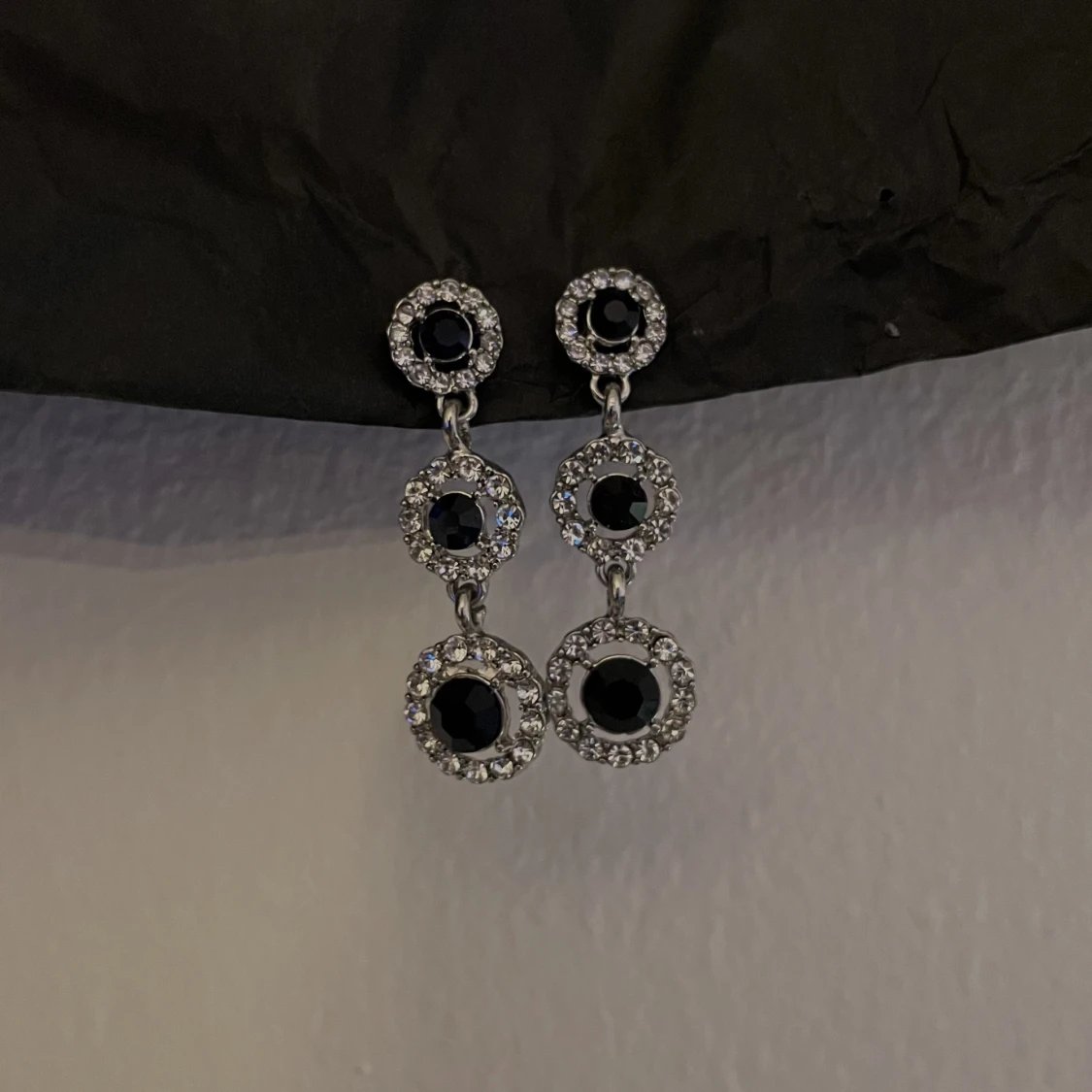 Öronhängen mörkblå sten