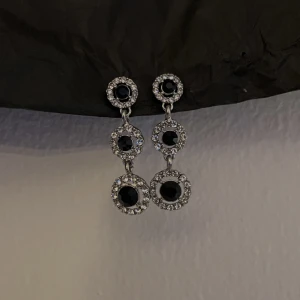 Öronhängen mörkblå sten - Öronhängen, mörkblå sten. Helt nya✨