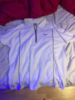 Vit Nike Piké - Vit Nike piké som ej är använd. Storlek M men passar bra på S:)