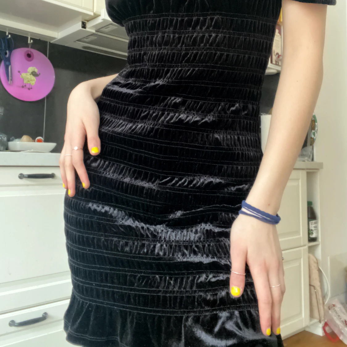 Svart bodycon klänning med puffärmar - 90