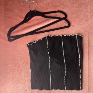 Svart cool topp från monki  - Storlek L, fin enkel och skön, material stretch design, använt 1 gång