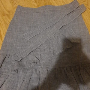 Kjol - Helt nu oanvänd. Fick den som en present men använde aldrig. Men den är väldigt fin och passar perfekt under vinter. Köptes från New York för ett par veckor. Köptes för 650kr men säljer den för 400.