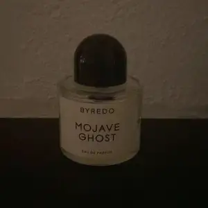 Säljer denna super exklusiva parfymen från byredo i doften MOJAVE GHOST. Den är andvänd men lite mer än hälften är kvar! Köpt för 1550 men sälj för 600❣️