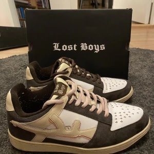 Lost Boys Archives dunks - Ett par Lost Boys Archives skor i storlek 44. Dessa skor är släppta limited edition så säljs inte längre. Använda 3-4 gånger så de är i fint skick. Mer bilder kan skickas vid önskan. 