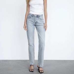 Säljer ett par raka midrise jeans från Zara i stl 36, tyvärr för små för mig, har ett par likadana i mörkblå på min profil🤍
