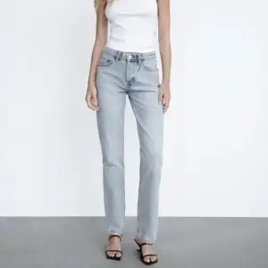 Säljer ett par raka midrise jeans från Zara i stl 36, tyvärr för små för mig, har ett par likadana i mörkblå på min profil🤍