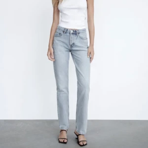 Midrise straight jeans - Säljer ett par raka midrise jeans från Zara i stl 36, tyvärr för små för mig, har ett par likadana i mörkblå på min profil🤍