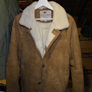 Mocka kappa - Helt oanvänd mockakappa från Lexington. Jag är 175 och den slutar under rumpan på mig. 