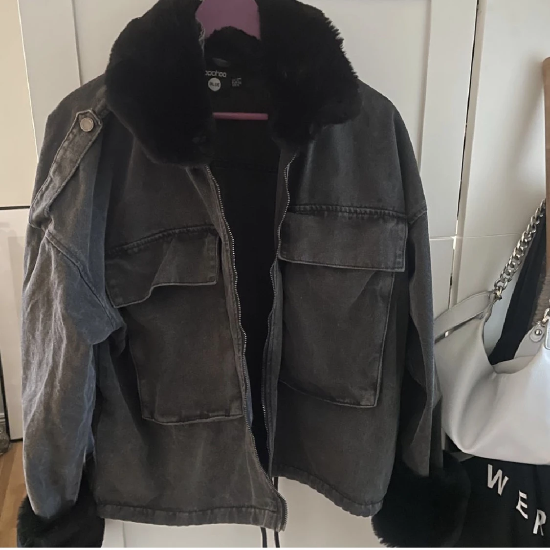 Grå jacka med fluff