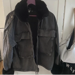 Grå jacka med fluff - Säljer denna populära skitskit snygga jacka med fake päls vid kragen och vid armarna från boohoo. Säljer den eftersom jag köpt en annan. 