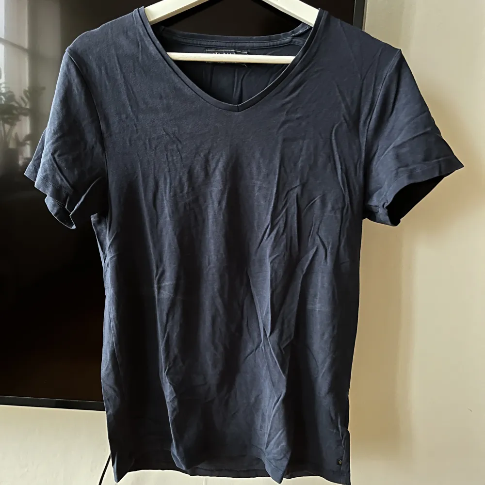 Snygg asskön t-shirt som passar för sig själv men även under skjorta. T-shirts.