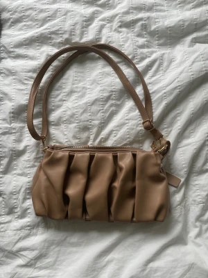 Beige handväska  - Knappt använd, gott skick, märke oklart.
