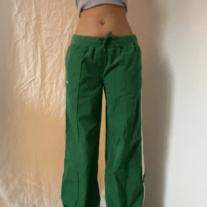 Gröna Nike cargos - Använd gärna köp nu om du vill köpa/eller skriv till mig privat! Baggy cargos köpta secondhand från Nike  Uppskattade mått:  Midja: cirka 84 Innerbenslängden: cirka 82