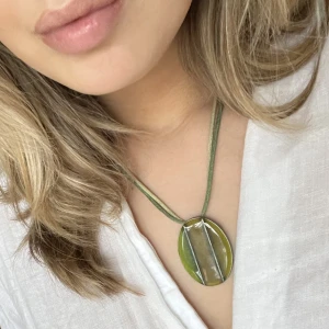  halsband  - Grönt halsband köpt i vintagebutik!