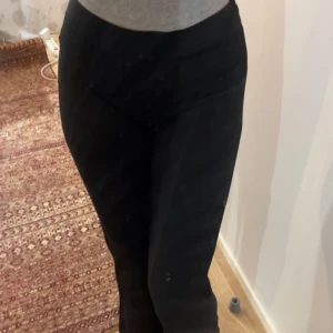 Gina tricot Petra trousers svart - Dom vanliga petra trousers från Gina som dom flesta har. Dessa är i storlek Medium och passar mig inte längre. OBS, jag har sytt ihop sidorna i midjan lite för att de skulle passa mig bättre, säljs därför billigt!