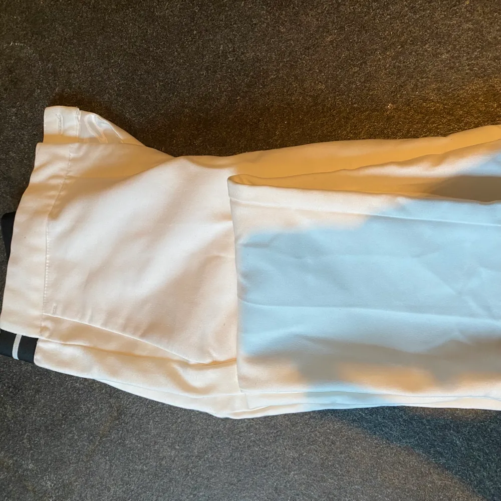 Säljer dessa skit snygga vita kostymbyxorna ifrån Zara. Kommer tyvärr inte till användning men passar mig som är 168.💕💕. Jeans & Byxor.